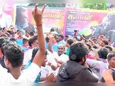 ‘கபாலி’ வெற்றிக்கு பாடுபடும் ரசிகர்கள்