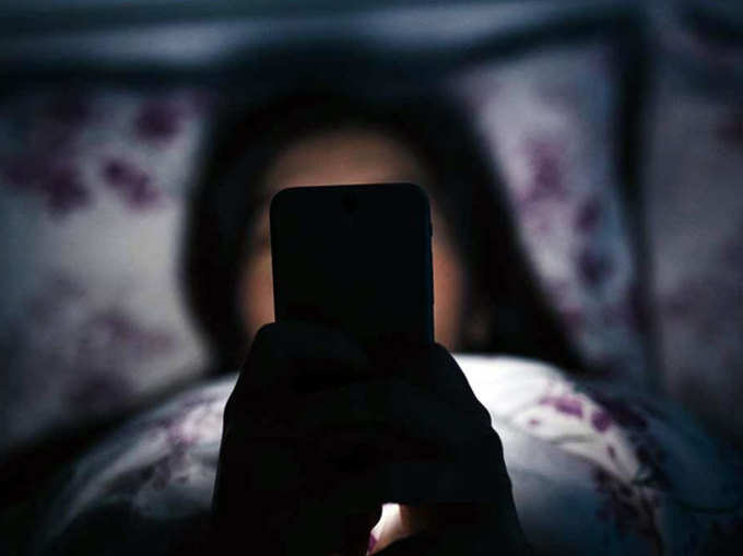 अंधेरे में स्मार्टफोन देखोगे तो देख न पाओगे!