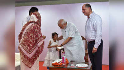 मदद के बाद 6 साल की वैशाली से मिले प्रधानमंत्री नरेंद्र मोदी