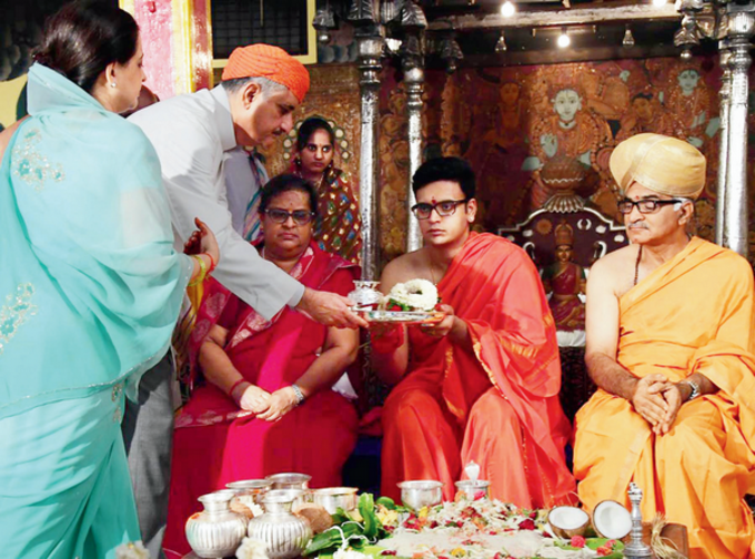 Mysuru Royal Wedding Ritual Thrishikas Parents.png