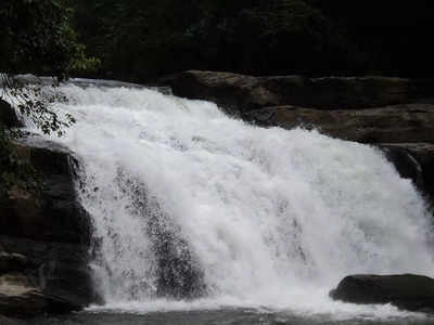 കർക്കടക മഴ നനഞ്ഞ് കാണാം തൊമ്മൻകുത്ത്