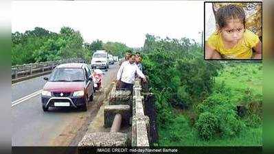 নদীতে ছুড়েছিল বাবা, ১১ ঘণ্টা লড়াই করে বাঁচল ৬-এর মেয়ে