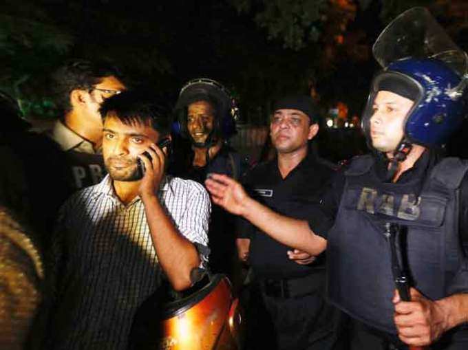 तस्वीरें: ढाका में हमला, कई लोगों को बनाया बंधक
