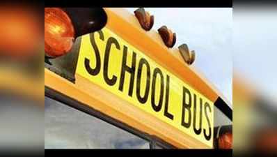 स्कूल बस की टक्कर में 8 छात्र घायल