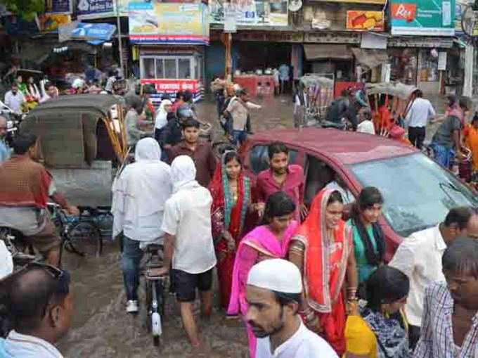 बारिश से रुका मोदी का बनारस