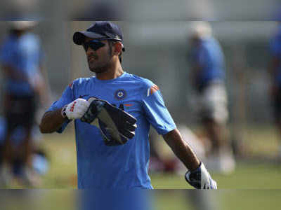 सौ कैच लेने वाले तीसरे भारतीय विकेटकीपर बने धोनी