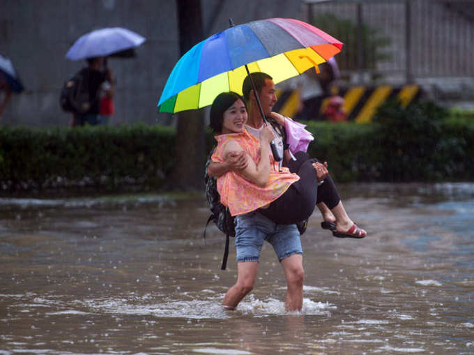 चीन की बाढ़ में 130 मरे, तबाही जारी