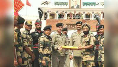 Sweets exchanged at Wagah border on Eid-ul-fitr 