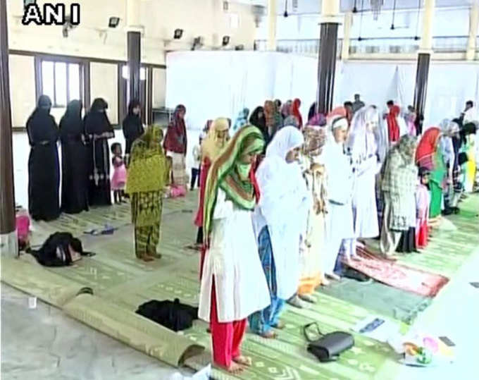 औरतों ने ऐशबाग ईदगाह में अदा की ईद की नमाज