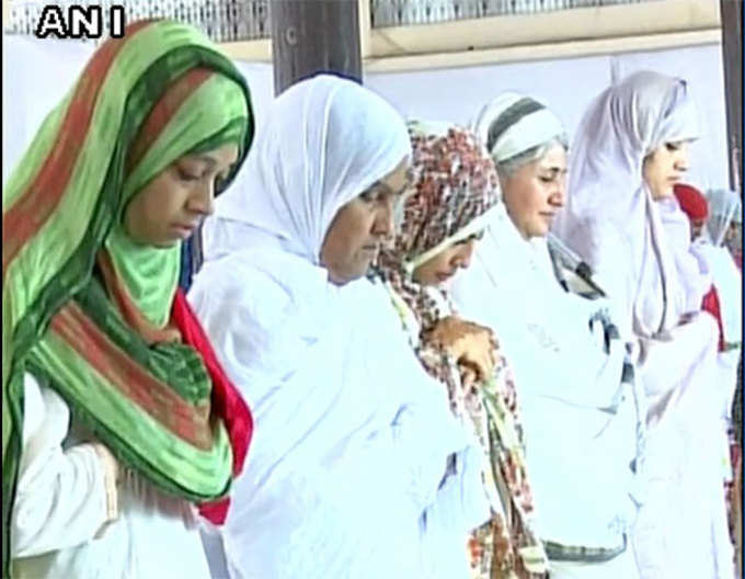औरतों ने ऐशबाग ईदगाह में अदा की ईद की नमाज