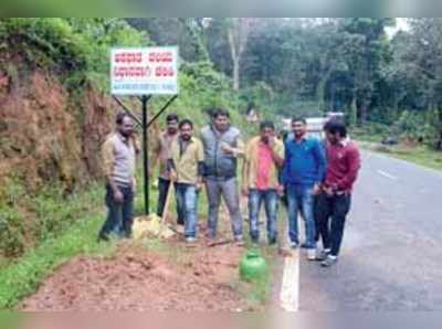 ಆಟೋ ಚಾಲಕ, ಮಾಲಿಕರ ಸಂಘದಿಂದ ಸೂಚನಾ ಫಲಕ ಅಳವಡಿಕೆ