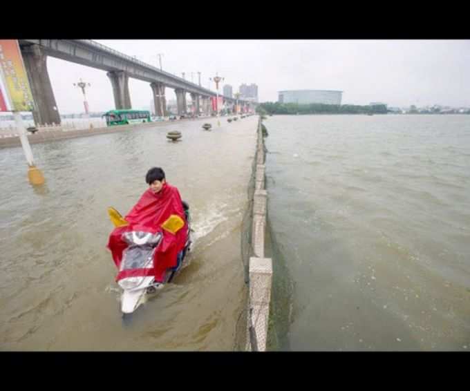 बाढ़ से चीन हुआ पस्त चीन, फिर भी लोग हैं मस्त