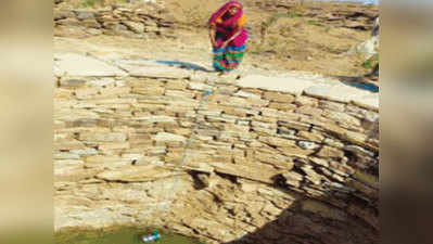 ऊंची जाति के लोग नहीं लेने देते थे पानी, आदिवासी महिला ने खोद डाला अपना कुआं