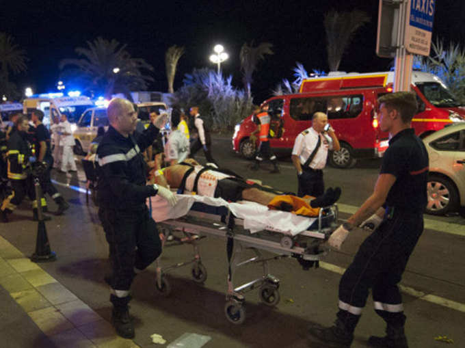 फ्रांस के नैशनल डे पर आतंकी ने ट्रक से रौंदे लोग