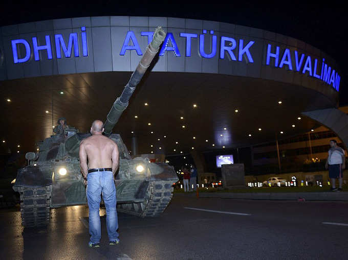 देखें, जब तुर्की की सड़कों पर उतरीं तोपें
