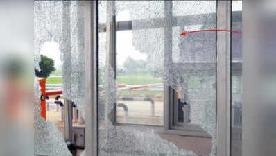 KMP टोल बूथ पर बदमाशों का तांडव, 12 लाख का नुकसान