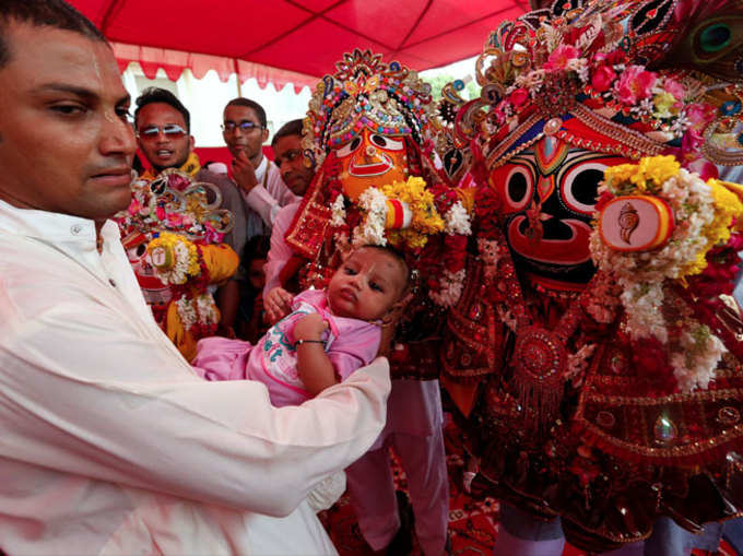 देखिए, सीमा पार इस शान से निकली रथयात्रा