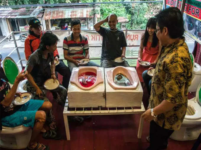 इस इंडोनेशियन रेस्तरां में टॉइलट सीट का खाना खाते हैं लोग