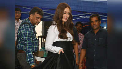 Pregnant Kareena poses for shutterbugs during a photoshoot 