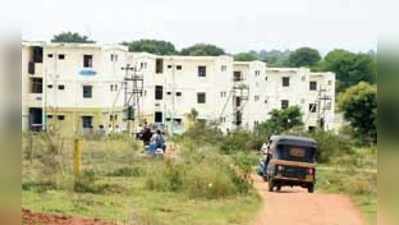 ಪೌರ ಕಾರ್ಮಿಕರ ಕಾಲನಿಗೆ ಬಸ್‌ ಇಲ್ಲ, ದೀಪದ ಬೆಳಕೂ ಇಲ್ಲ