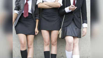 स्कूल में हाफ पैंट पहनने पर मिली सजा, तो स्कर्ट पहनकर पहुंच गए छात्र!