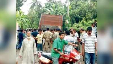 রাজারহাটে লরিতে পিষ্ট মা ও শিশুপুত্র, অভিযুক্ত সিন্ডিকেট