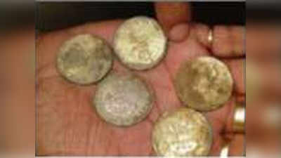 खुदाई में मिले चांदी के सिक्के, मजदूरों ने लूटे