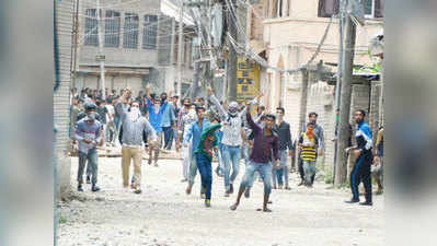 कश्मीर में कर्फ्यू हटते ही तनाव, ताजा हिंसा में 9 घायल