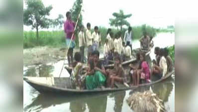 Kushinagar: Severe flood forces children to go to school on boats 