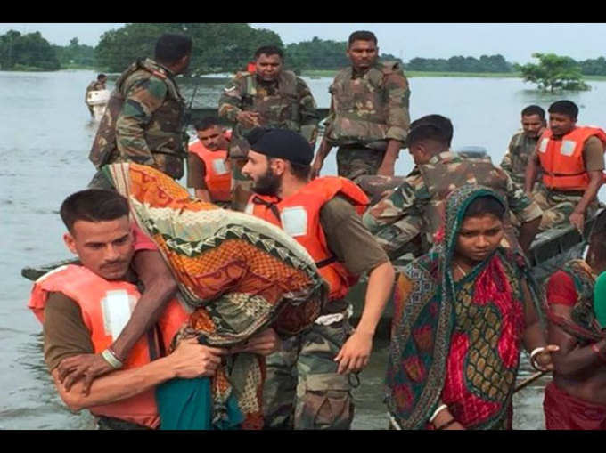 असम और बिहार की बाढ़ में देवदूत बने सैनिक