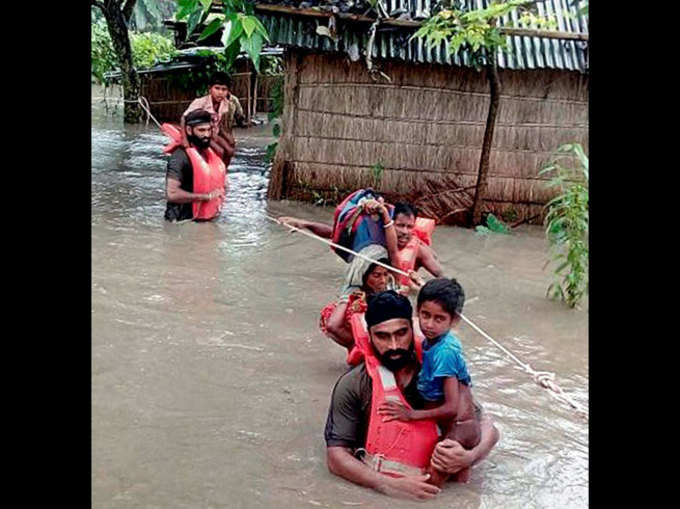 असम और बिहार की बाढ़ में देवदूत बने सैनिक