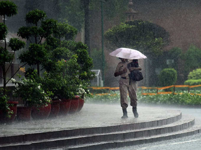 बारिश में भीगी दिल्ली, सुहाने मौसम में ट्रैफिक जाम