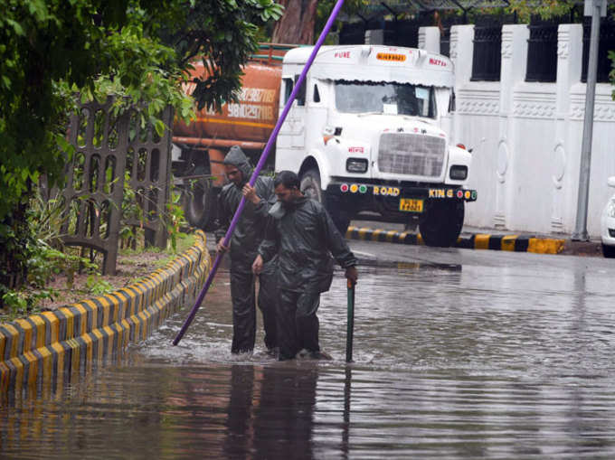 बारिश में भीगी दिल्ली, सुहाने मौसम में ट्रैफिक जाम