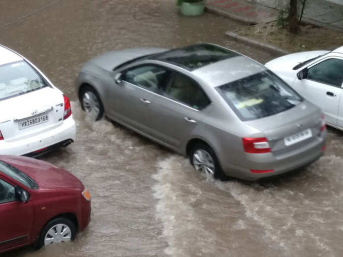 बारिश में भीगी दिल्ली, सुहाने मौसम में ट्रैफिक जाम