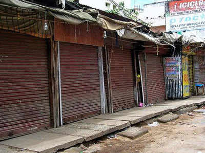 भिवंडी में दुकानदारों की जबरदस्त बंदी, रोड विस्तारीकरण का किया विरोध