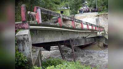 एमपी: बारिश में टूटा पुल, सीढ़ी के सहारे नदी पार कर रहे लोग