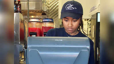 रेस्तरां में काम कर रही हैं बराक ओबामा की बेटी