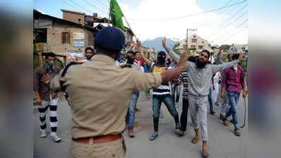 Mehbooba Mufti orders major reshuffle in police amidst curfew in Kashmir 