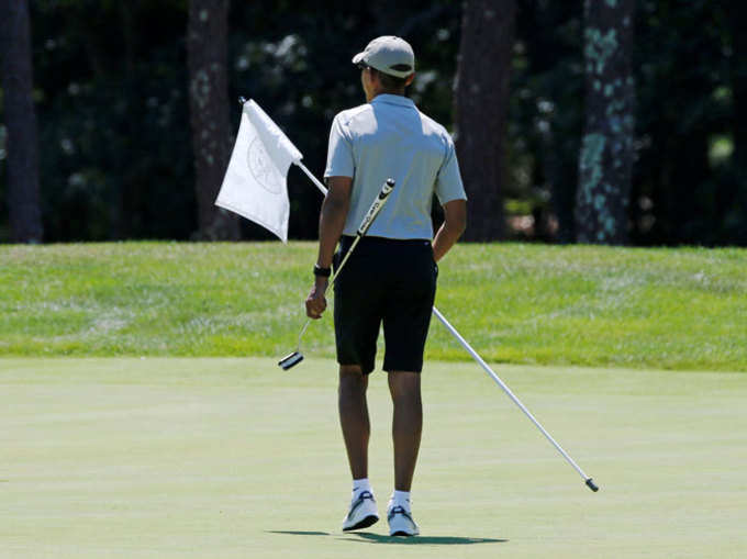 देखें: छुट्टियों में गोल्फ खेल समय बिता रहे प्रेजिडेंट ओबामा