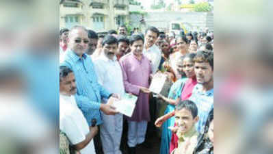 ಮನೆ ಮನೆಗೆ ತೆರಳಿ ಶಾಸಕರಿಂದ ಅಕ್ರಮ ಸಕ್ರಮ ಜಾಗೃತಿ