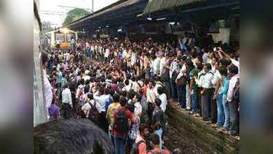 मुंबई में लोकल ट्रेन लेट आने से नाराज पैसेंजर्स ने ट्रैक जाम कर किया प्रदर्शन