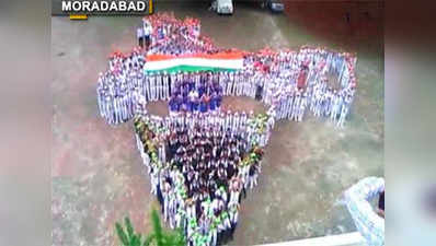 UP: Students make human chain in shape of Indian map to celebrate Independence Day 