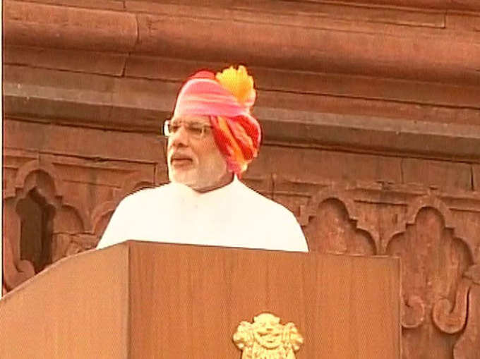 PM नरेंद्र मोदी ने लाल किले पर तिरंगा फहराया