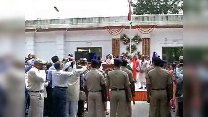 Watch: BJP bigwigs, RSS chief hoist tricolour 