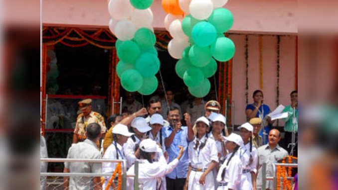 Delhi CM Arvind Kejriwal unfurls tricolour at Chhatrasal Stadium 