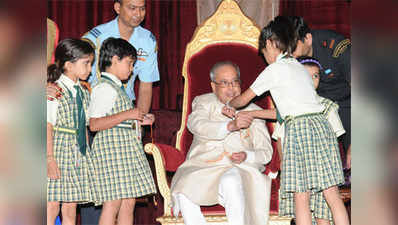 President Pranab Mukherjee celebrates Raksha Bandhan with school children 