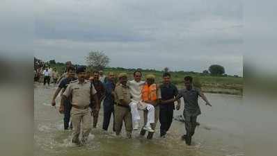 बाढ़ प्रभावित इलाकों का दौरा कर रहे शिवराज को गोद में उठा पार कराया नाला