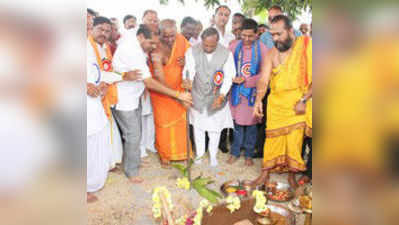 ಸಮಾಜದ ಕೆಲಸಕ್ಕೆ ಕೈಲಾದ ನೆರವು ನೀಡಿ: ಸ್ವಾಮೀಜಿ