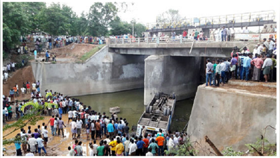 ఖమ్మం దగ్గర ఘోర బస్సు ప్రమాదం