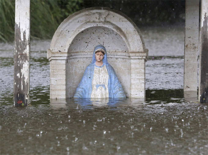 देखें: देशभर में आई बाढ़ में मंदिर भी हुए जलमग्न